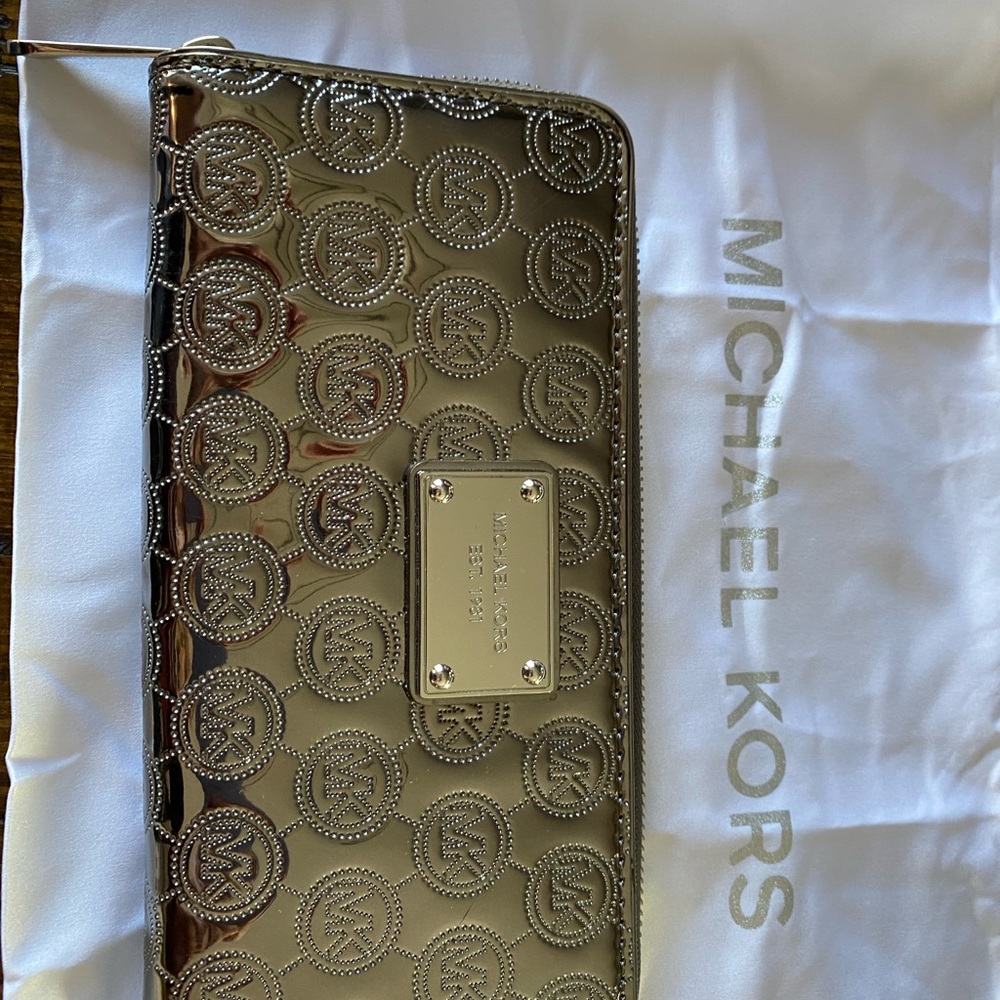 Gorgeous silver Michael Kors wallet! Authentic